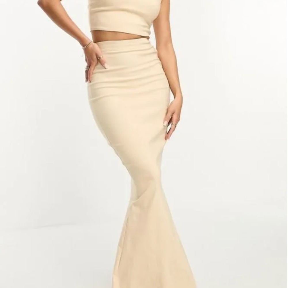 High-Waist Cream Mermaid Maxi Skirt - Elegant Curve Silhouette